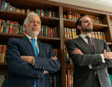 Luis Diez de Bonilla y asociado de brazos cruzados