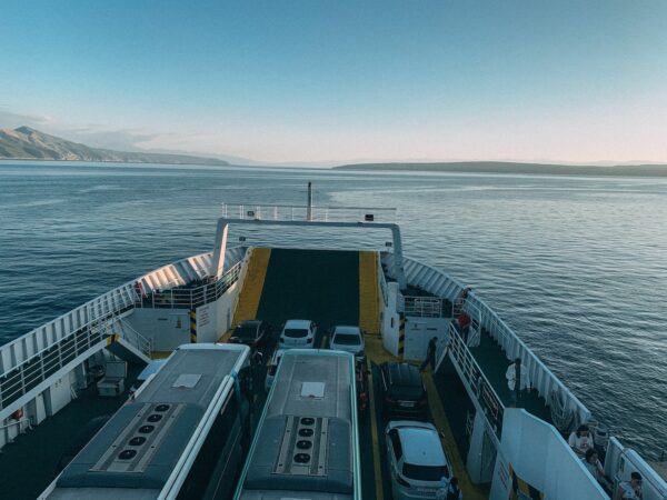 Las ventajas de viajar en ferry: comodidad, flexibilidad y diversión en el mar